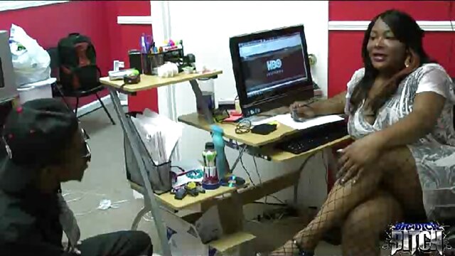 ชายผิวคล้ำใหญ่ฝึกซ้อมเจี๊ยบลาติน่าที่ไม่รู้จักพอบนเตียง วีดีโอ หนัง โป๋
