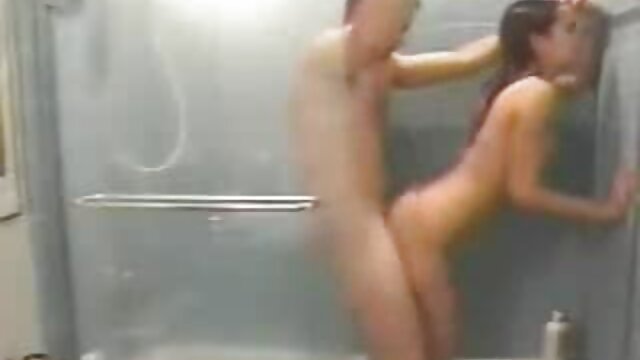 รอยสักดอกทองในคอร์เซ็ตสีชมพูได้รับการกระแทกโดยสองคน วีดีโอ หนัง sex