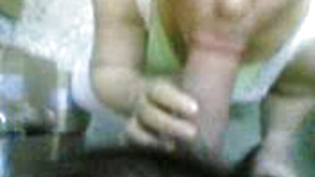 คู่รักมือสมัครเล่นทำให้พอใจกันในร้านกาแฟ วีดีโอ โป๊ ข่มขืน