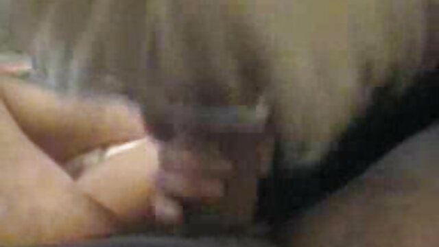 ผมบลอนด์นิสัยเสียได้รับหีเปียกของเธอ toyed และ fingered วีดีโอ คลิป xx