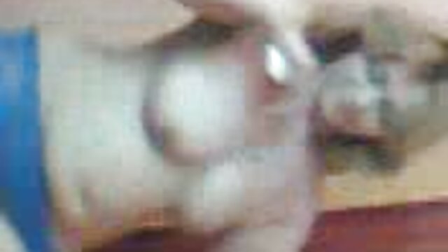 ผมบลอนด์ที่มีเสน่ห์ในรองเท้าส้นสูงให้ blowjob ร้อนกับคนรักของเธอ วี ดี โป้